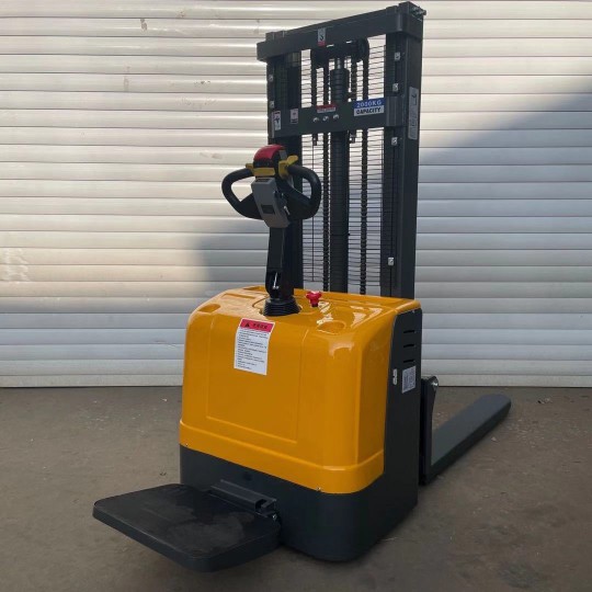 1.5 Ton Electric Stand-on Stac – Electric Forklift Bewertung und Preis